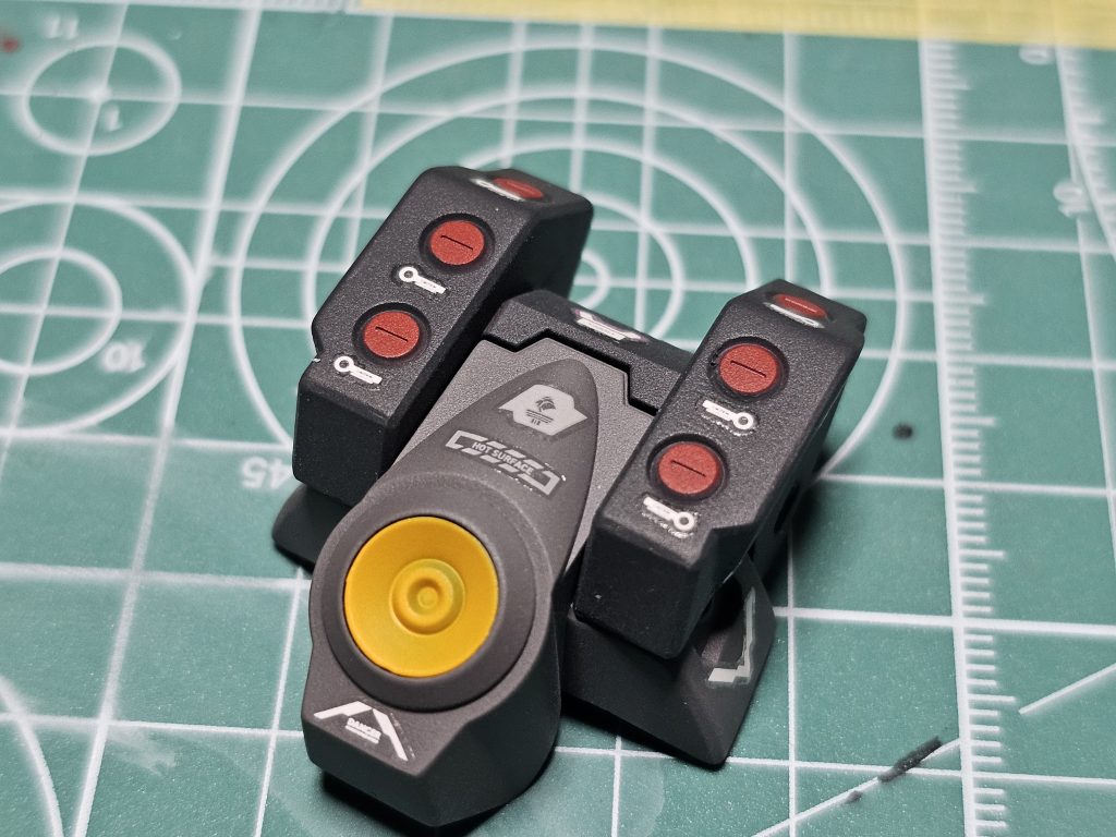 デカール。塗装の粗を隠す目的に貼ってましたが、情報量が増えて楽しかったです。