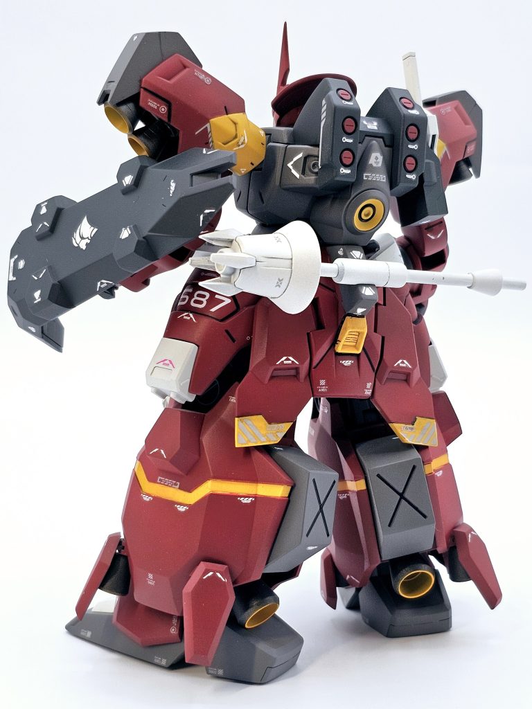 後ろ。ビームランスを装備するために腰にマウントラッチを製作。磁石で着脱できるようにしました。バックパックにはディランザ・ソルのミサイルランチャーを装備。横にビームトーチのラッチを取り付けました。