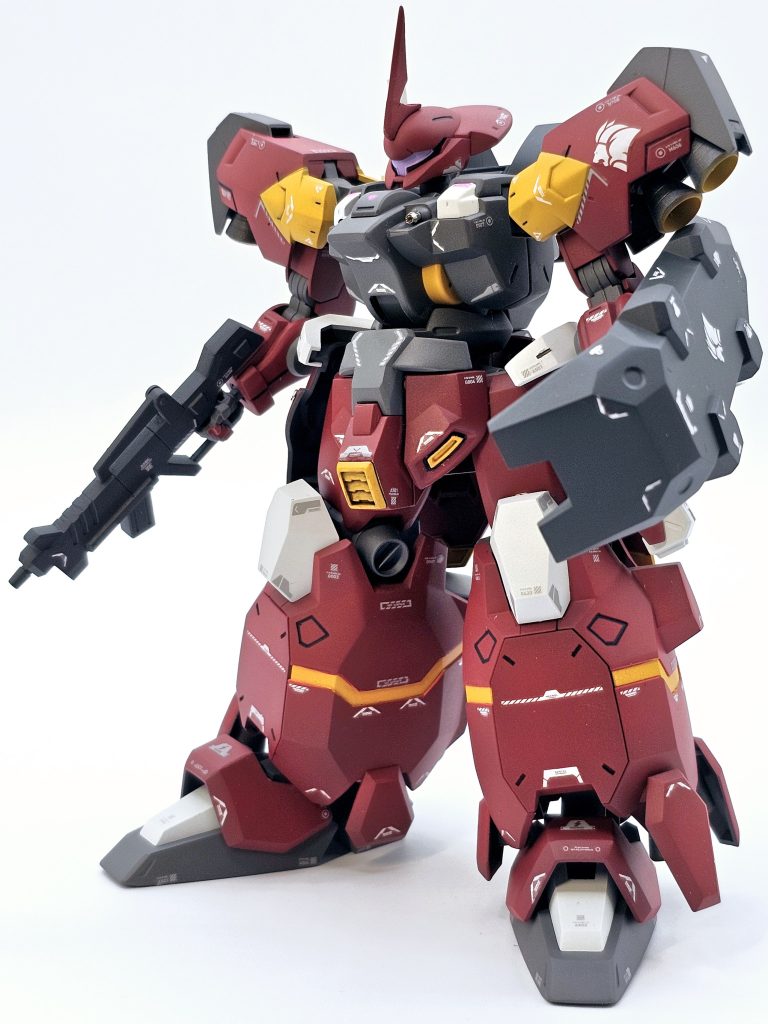 グエルのディランザをベースに肩はユーゴー、脚とシールドはグスタフ・カール、スカートに百錬を使用しました。ライフルはガンダムアスタロトです。