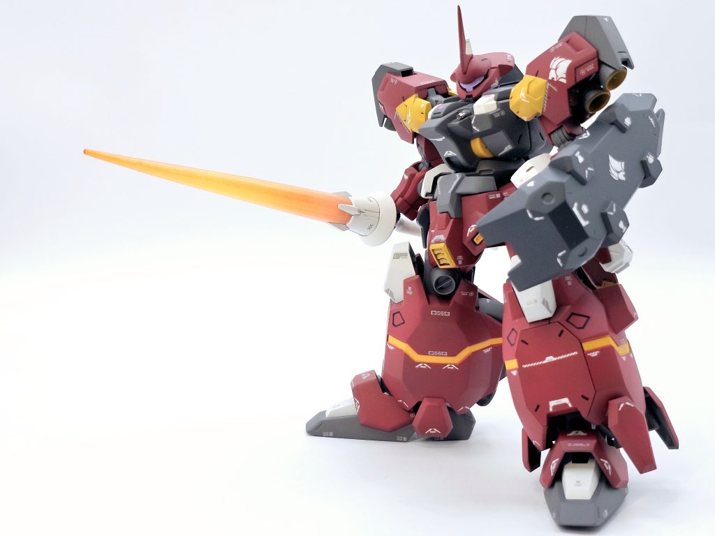 メインウエポンはギャン・クリーガーから流用したビームランスです。