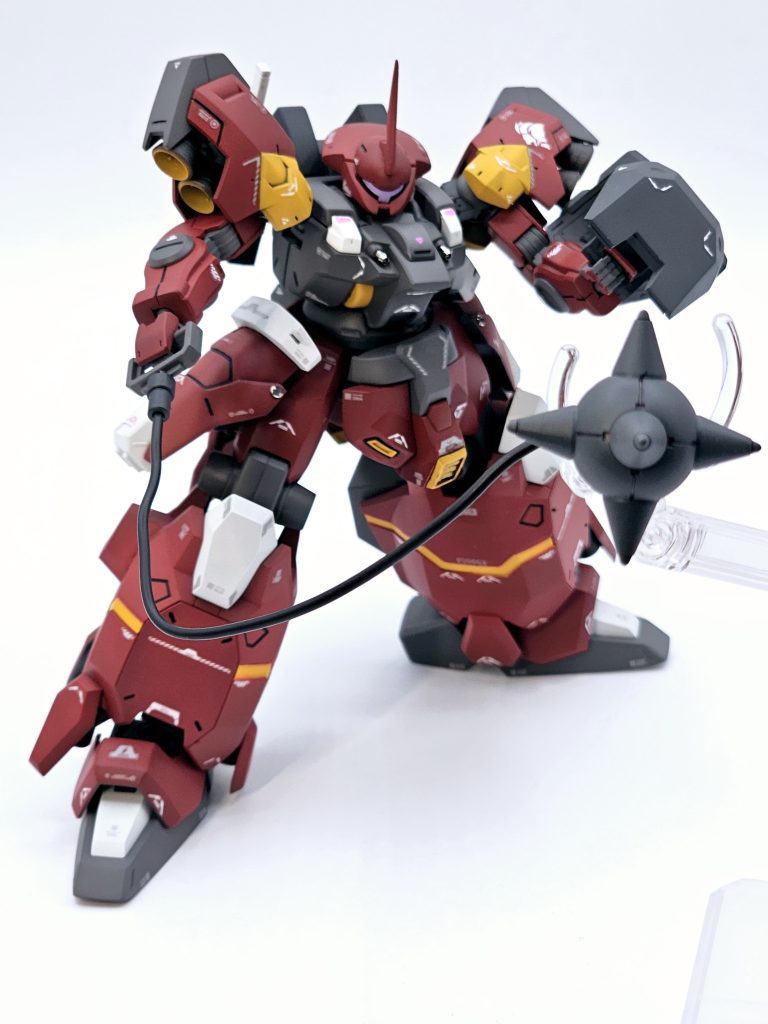 変わり種としてハンマーを装備しています。この図体なので少し小さく見えますね。