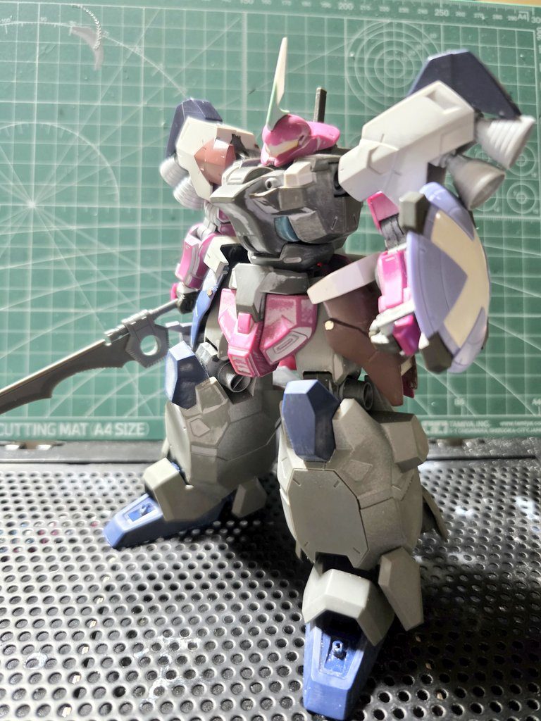 進展。シールドも変えましたが、結局はグスタフ・カールのものに。アンテナはザクやグフのような感じのアンテナにしました。元のアンテナにプラ板を接着し、好みの形に整えました。