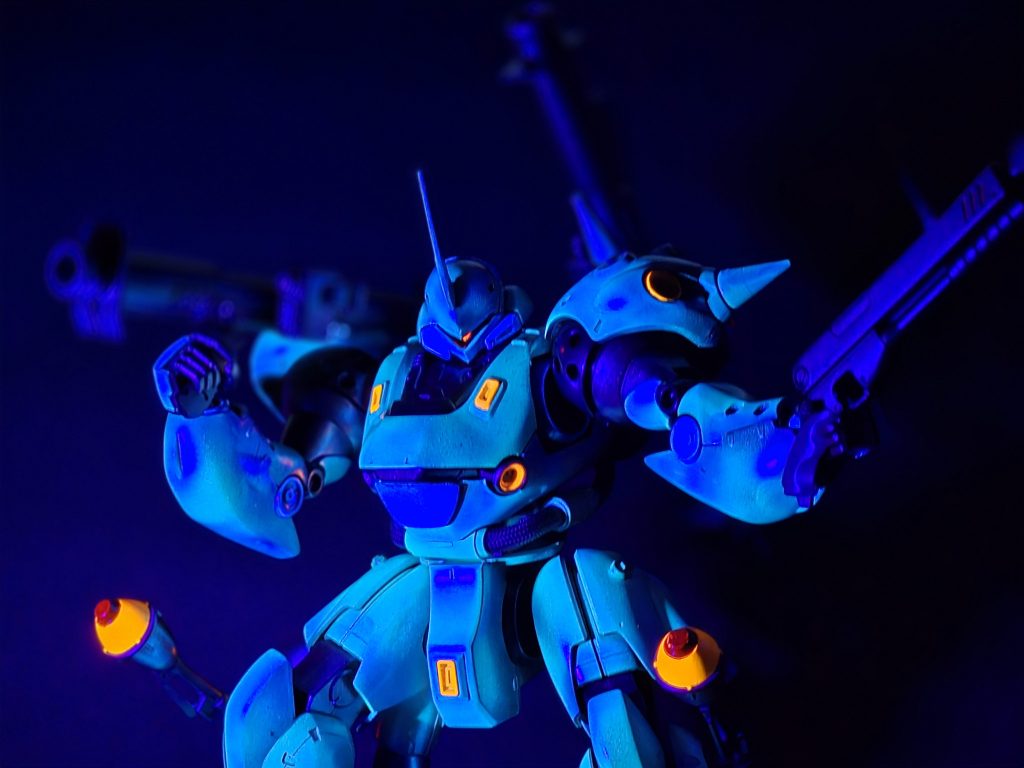 蛍光塗料で塗ったのでブラックライトに当ててみました！こんなに光るんですね！