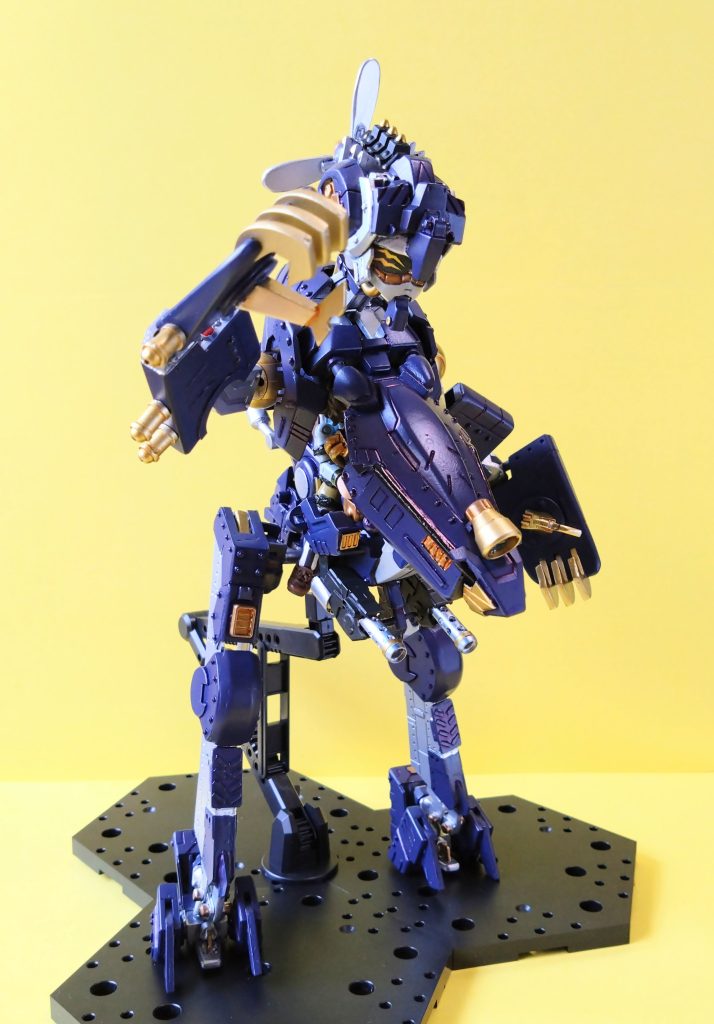 主翼が変化した腕のクローは敵機を薙ぎ払い、あるいははたき落とす。