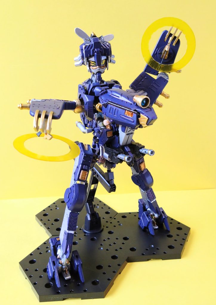 爪先からは光輪、ブライト・チャクラムを発振させ装甲を切り裂く。