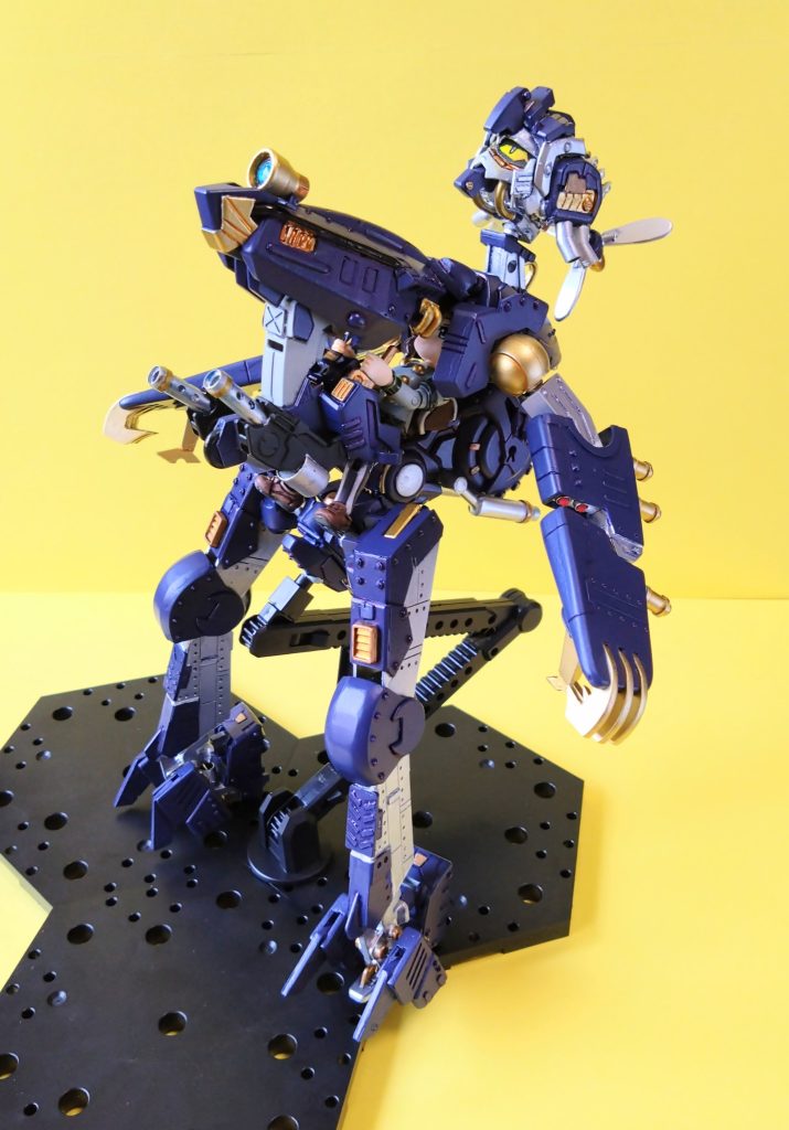 人とも翼人ともつかぬその姿で、まさに鬼神の如き破壊力を持って聖騎士は大空を駆け巡る。どうしてこうなるのか、具体的な仕組みは、アリサ自身も今ひとつ分かってない模様。まぁ、便利だからいいか、とも思ってる様子だが。w青の聖騎士号のオーパーツの謎と、父の消息を知るために、独自に各地の遺跡を調査してるようだ。