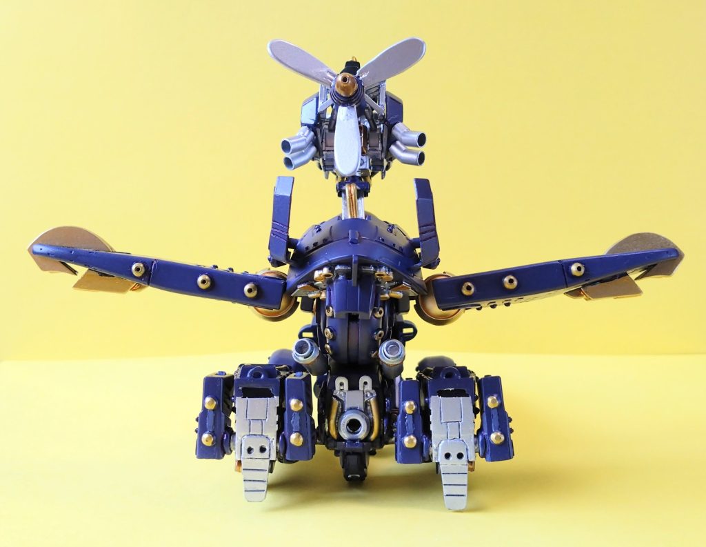 まずは三面図から。【世界観】過去に錬金術というものが存在したおかげで。世界の大陸のほとんどが海に沈んだ今でも、人々は営みを失うことなく生活を続けることが出来ている。人々の新天地。空に浮かぶ数々の浮島。それは錬成された『柔らかい石』。今は失われたその錬金技術は、物言わぬかりそめの大地と遺跡の遺物となって恩恵を世界に与えていた。西の浮島群。その中心部、大都市カショーロ。そこは観光と交易に富んだ街。海中に沈んだ点在する遺跡より、錬金の遺物をサルベージして、発展の要とし栄えている。過去の遺物は、現在での再現は不可能な文明レベルとされており。数々の機器、知識、技術がこぞって引き上げられた。とりわけ、人々の生活を潤したのが、金偽錬金で蒸留された水。通称、『ミダスの軟水』。  