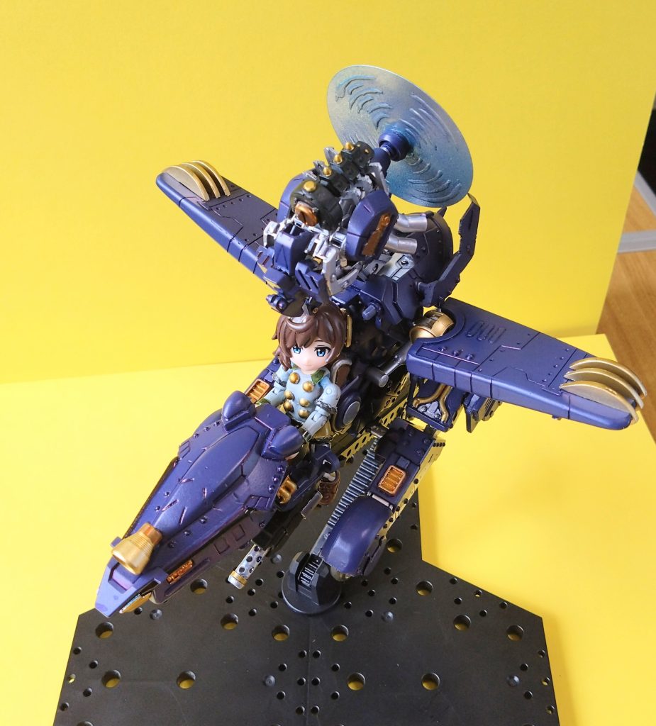 【メカニック】青の聖騎士号（ブルーパラディンごう）。アリサの愛機。幼い頃、飛空艇乗りの父が、遺跡から持ち帰ったエンジンユニットと思わしきものと何かのパーツ。それらに自家製の機材を組み合わせた、半分オーパーツの飛空艇。なお、同じ遺跡の調査に向かった父は、その後消息を絶っている……。平均的な飛空艇よりは、若干小柄な機体だが。素早い立ち上がりの加速と高い旋回性能、高速機動を誇る優秀な機体。