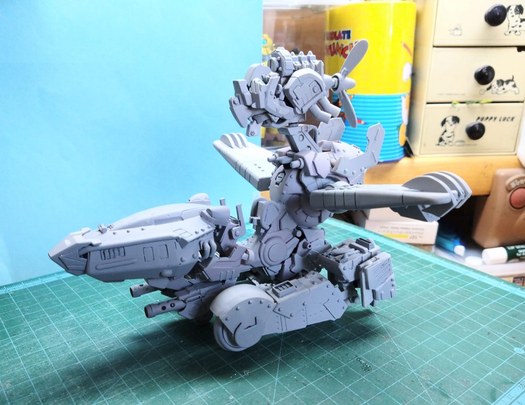 オマケのサフ萌え。むせる〜♪w世界観や機体のイメージソースは。PS2ソフトのスカイガンナー。DSソフト、ソラトロボのダハーカ。ロックマンDASHシリーズ。後はラピュタの飛行兵なんかも混ぜ込んでるかもです。2000年代と言いましたが、ソラトロボは2010年発売でした。(汗)ま、まぁ、それくらいの頃の思い出ということで。三国創傑伝のトリニティバイクをベースに、鉄血系キットのパーツを切り貼り。イヤホンコードやプラ棒でパイピングして。フェイスはエイハブ・リアクターとCSクロスボーンガンダムだったかな?飛空艇をロボ化するにあたり、どこを顔にしようかと悩みまして。機首部分?機体に内蔵させる?車や戦闘機とちがって、割とパーツが少なくボリュームがないので。………エンジン、か?な?頭=エンジンで思い浮かべたのは、熱血最強ゴウザウラーのエンジンオー様の勇姿。ここから指針が決まり、作業が進むこととなりました。大空。飛空艇。男のロマンが詰まりまくりです。最近は、こーいった感じのテイストがあまり無いような。寂しい。(泣)最早、ガンダムでもなくなってますが。w迷走した分、今回も自由に作れたかなと思います☆