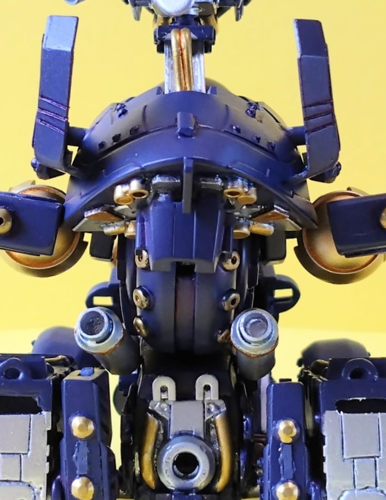 背部下に装填されている、６発の追尾式ロケット弾。 