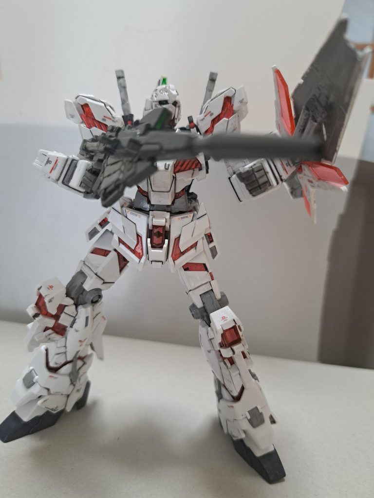 ホワイトは成型色であとは部分塗装で蛍光も使おうと思ってました。無くなった部品、折れた部品、無くなった意欲のおかげで中途半端。