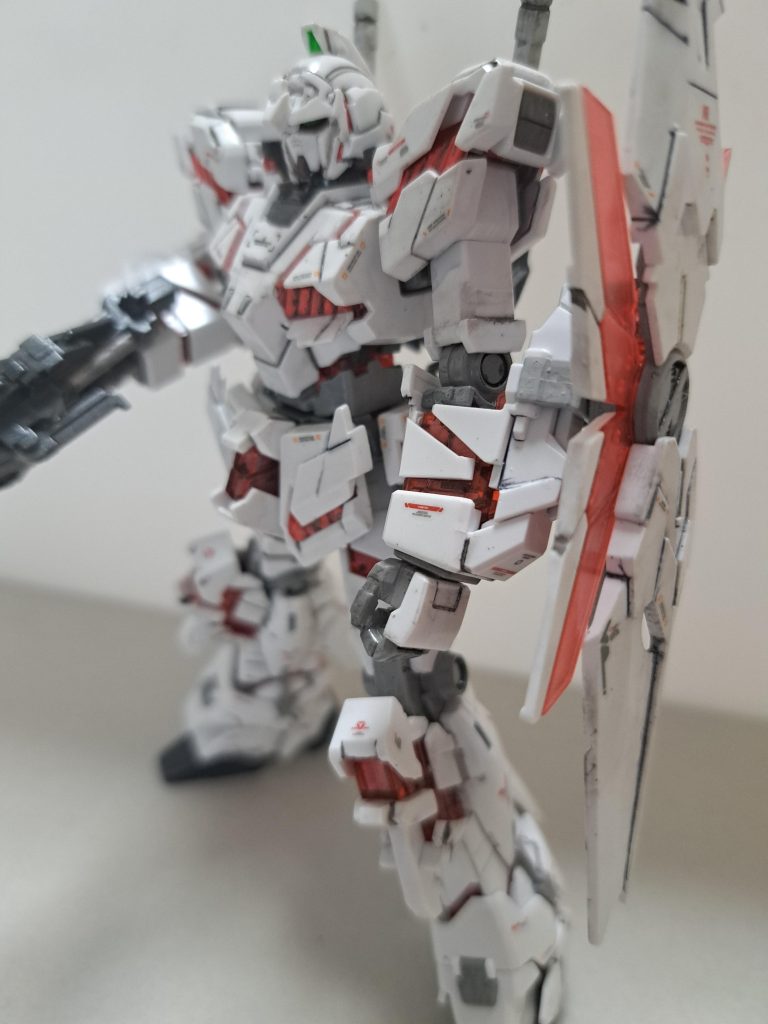 この撮影時も倒れてサーベルの柄がまたポキッ