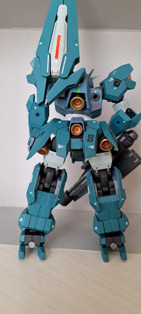 バックショット。あっスミ入れ忘れてるっ。 スラスター内と目、ちょこちょこ蛍光してます。数字の8は8月だからということで。