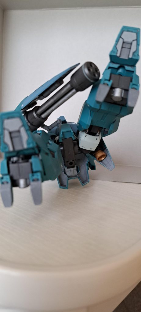 唯一かかと?をプラン板で塞いだ程度です。 νガンダムのデカールの残りと手持ちのデカールを貼ってつや消しクリア吹いたのみです。