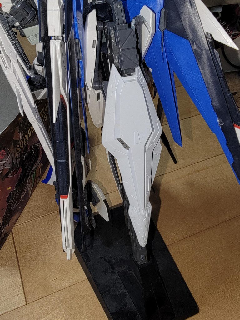 クスィーの盾を使ってます。シールドの内側にライフルを仕込み、そのまま機首になります。更なるカスタムが可能ですね。 