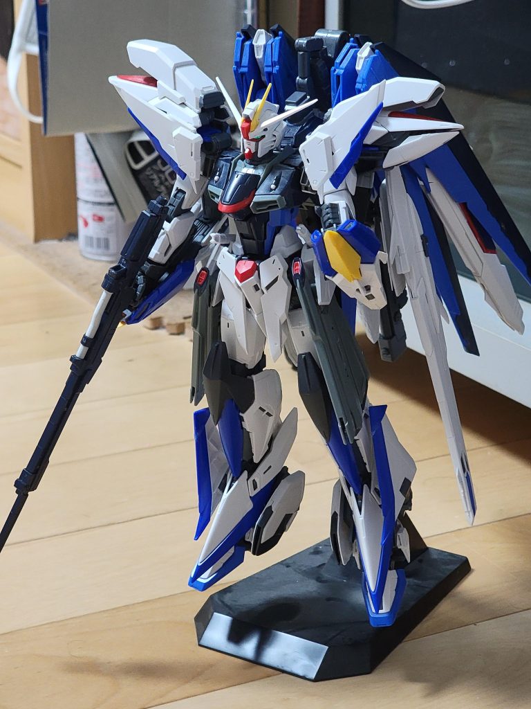 手持ちはデルタプラスのライフルを装備その他フレームが共通のジャスティスとかプロヴィデンスの組み合わせも有りかな。 