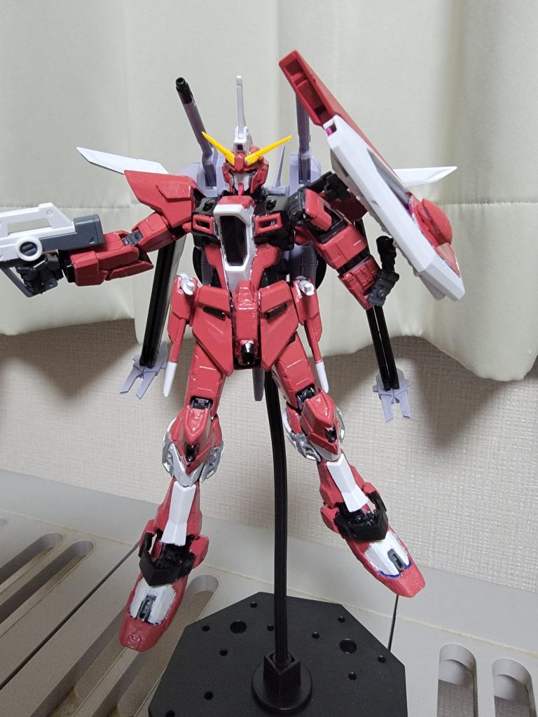 あ…こいつフレーム色シルバーだっけ?ま、いっかぁ。もう水性塗料やらん!スミイレできなくなる!塗装もスミイレも、もともとやる気はない(笑)できれば、無塗装無墨入れが良いなぁ。色のらないから、数回塗ると塗膜が分厚くなってしまってあらゆるところがカッチカチ。だが、股関節はゆっるゆる。左脚ポロリ、肩ポロリ、頭ポロリ。ガンブレやってるんじゃないんだから…みんなどうしてるの?