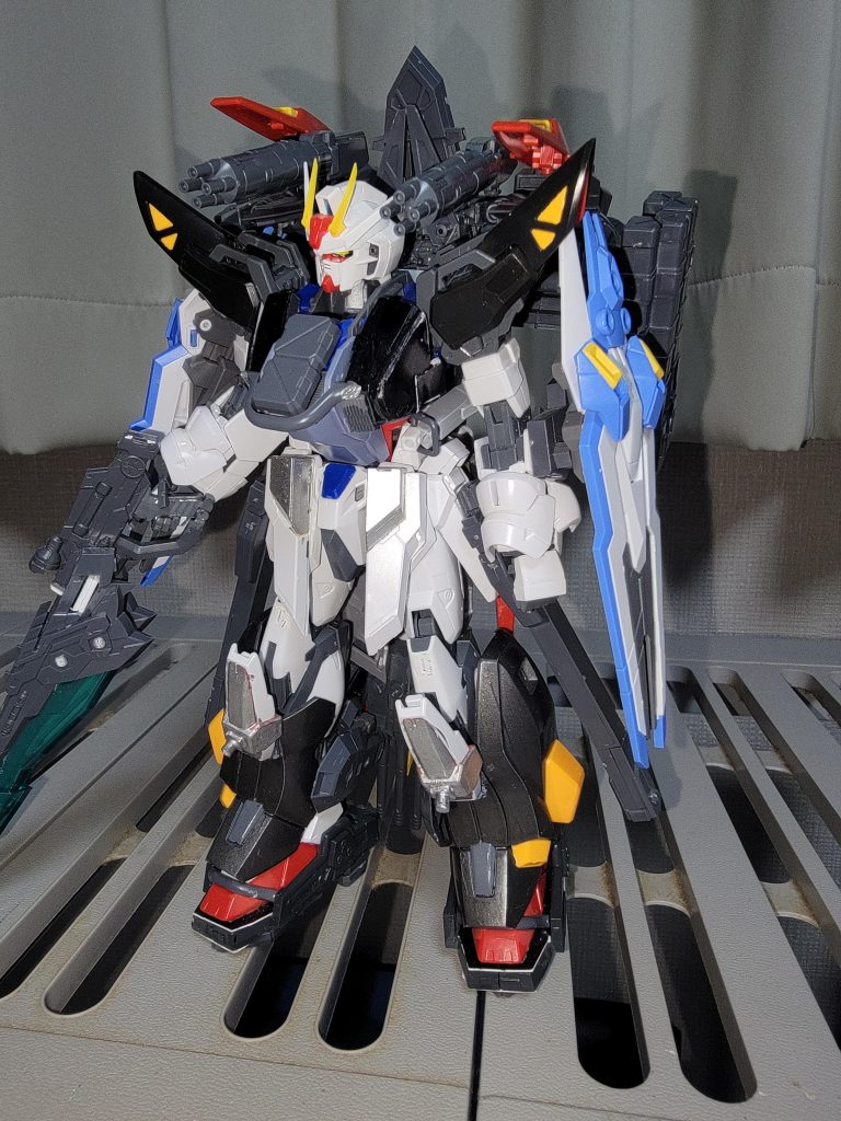 コトブキヤ製のヘビーウエポンセット、その他多数のジャンクパーツてんこ盛り。履き物はMGストライクについてきていた発射台(スタンド)の足をのせる靴。