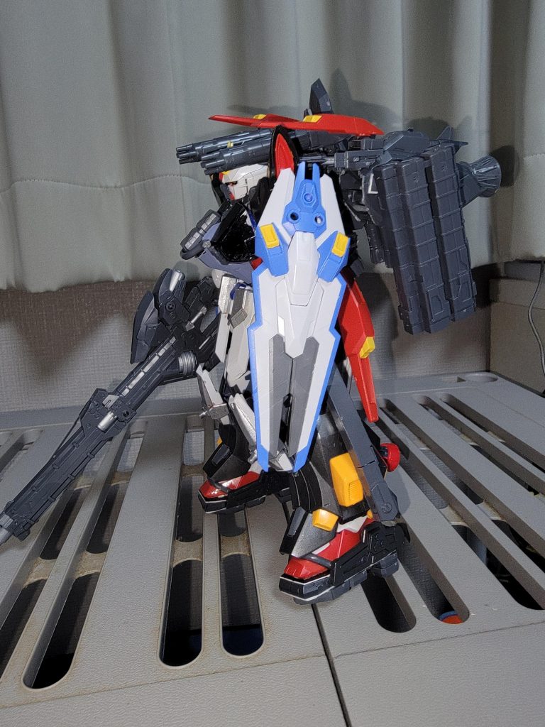 盾はHGエアリアルのをつけてるが、後ろについているストライクの盾を装備することもできる。背負い物は外して他のストライカーパックをつけることも可能