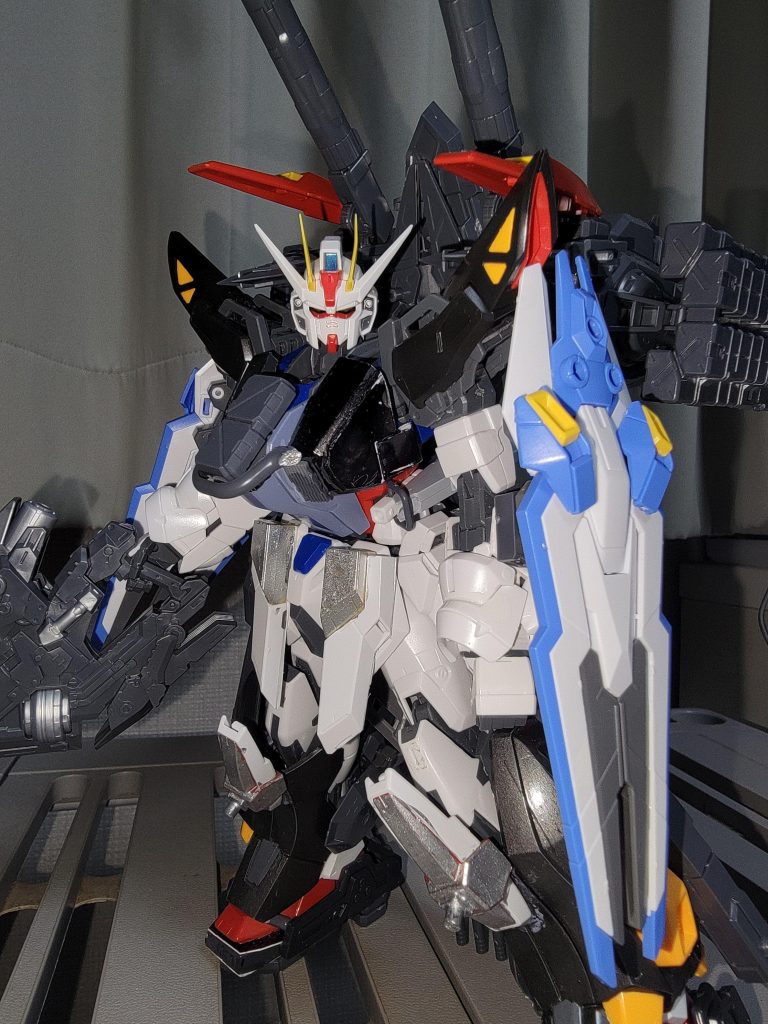 胴装甲と足装甲は1/100デュエルや1/100レーゲンデュエル。