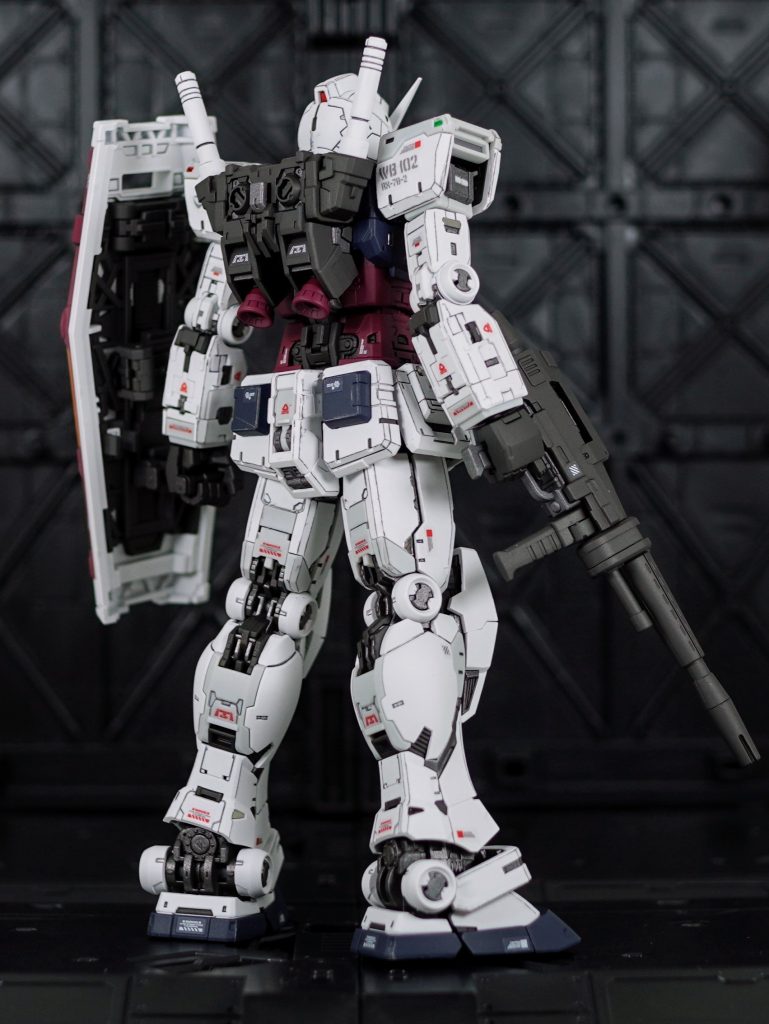 元からエッジバキバキなのを利用して、2B鉛筆でエッジを強調しました。普段ウェザリングはしない(できない)のですが、エッジをなぞるだけでこれは簡単・・・!お陰でスケール感がバグります。スミ入れはいつもの流し込みの他、巷で噂のオレンズ0.2mmを使用。墨入れ塗料が流れないところはこれでバッチリです。