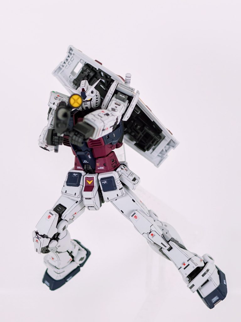 両手でビームライフルを構える射撃ポーズもびしっと決まる可動のスゴさよ・・・ツインアイもモールド入りメタリックシールの効果で眼光が鋭い。