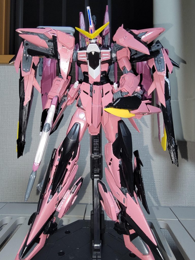 フリーダムエクリプス同様、肩の部分が一番の難点エクリプスの肩をどうやってのせるか…エクリプスの肩接続パーツをちょっと薄めにカットして、ジャスティスの肩接続パーツを貼り付けで解決。腕のかかりが浅いと思うが、動かさなければ問題なし！