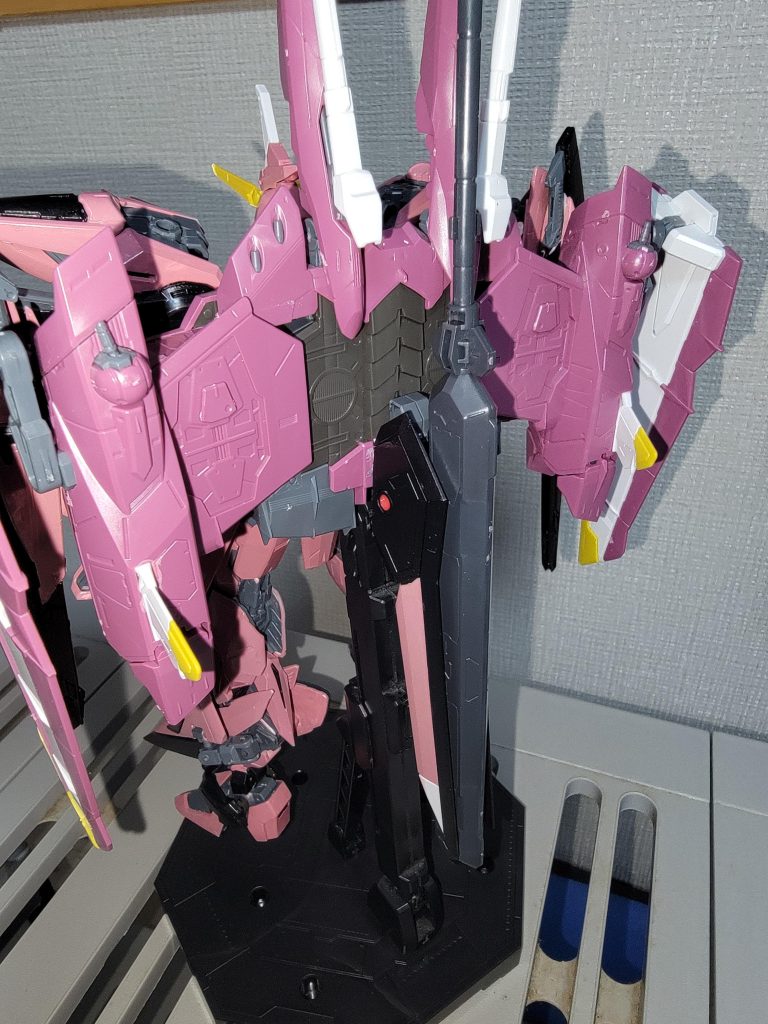 背負い物は普通にジャスティスの物をつけて、スタビライザー追加塗装するつもりだったけど、疲れたからやめた。フリーダムのも背負えると思ったけどジャスティスの背中ではフリーダムのパックはつけれなかった。だから… 