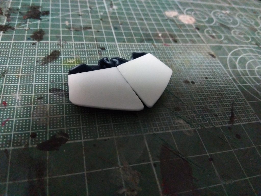 スカスカだったので、プラ板付けました。