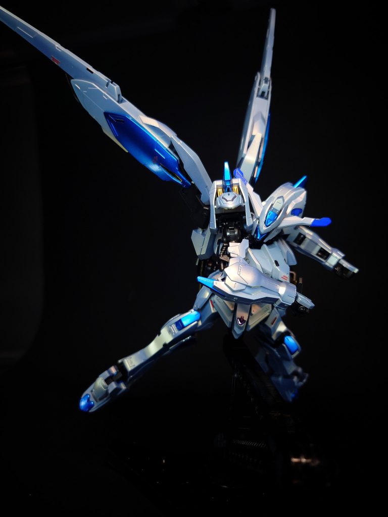 バエルの特徴は背部に備わっている翼状の可動式スラスターウイングで、宇宙や地上を問わない圧倒的な加速力と高い機動性を実現している。その推力は重力下での自在な飛行を可能とするほどで、機動力を活かした高速三次元戦闘を得意とする。これ以外はスタンダートな構成の機体となっており、他のガンダム・フレーム採用機と比較しても武装面や機体自体の特殊性は極めて少なくなっている。装備されている武装も非常に少なく、二振りのバエル・ソードとスラスターウイングの電磁砲のみとなっている。そのため機体の能力を最大限に発揮するためには、パイロットに高い技量が求められる。また、左肩部には発足当時からギャラルホルンの象徴としてエンブレムが刻まれている。