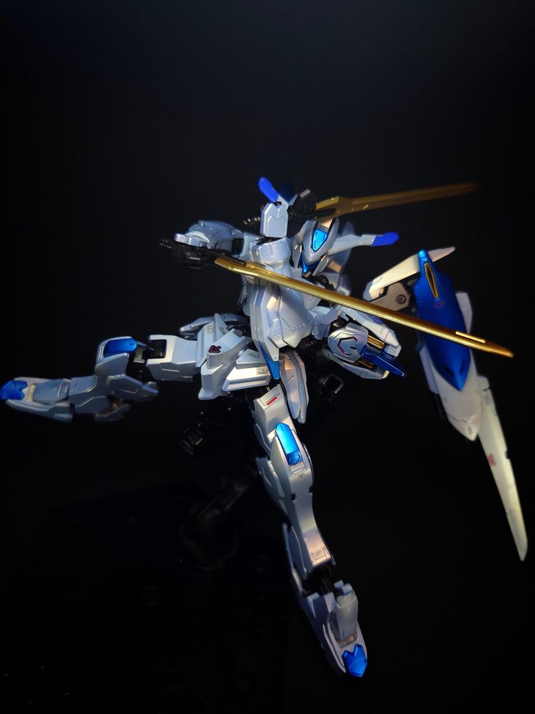 ファリド家の跡取りとなったマクギリス・ファリドは、その立場を利用してバエルを起動させるための阿頼耶識システムを長年極秘裏に研究開発し、実証段階として実験機のグレイズ・アインに搭載。そのデータを元にして厄祭戦当時の阿頼耶識システムを復活させ、自身に施術することでバエルを起動させるに至っている。