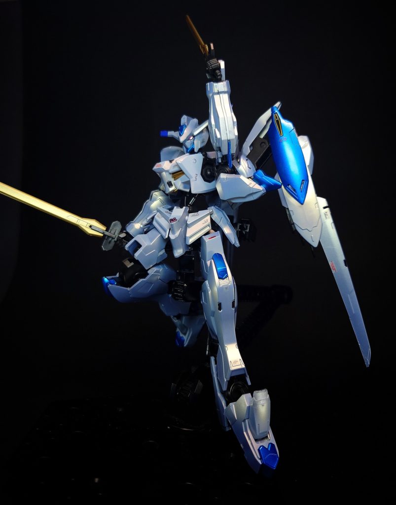 特殊機能    編集阿頼耶識システムナノマシンを介してパイロットの脳神経と機体のコンピュータを繋げる有機操縦デバイスシステム。本機の阿頼耶識システムは厄祭戦当時そのままである。