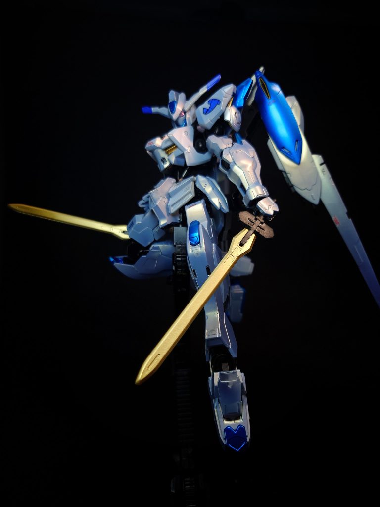 バエル・ソードバエルの主武装となる二振りの剣。刀身には特殊技法で錬成し鍛え上げられた希少金属が使用されており、軽量でありながら凄まじい耐久性を誇る。その威力は技量あるパイロットが振るえばフレームすら切り裂くことが可能なほどである。この剣以外特筆すべき物が装備されていないのは、完全なる人機一体を果たしたアグニカ・カイエルにとって、折れない剣に勝る武装は存在し得なかったためで、いかにアグニカが優れたパイロットであるかを物語っている。非使用時には腰背部のブレードホルダーに帯剣され、可動式アームにより帯剣から抜刀までを最短時間で行えるよう設計されている。