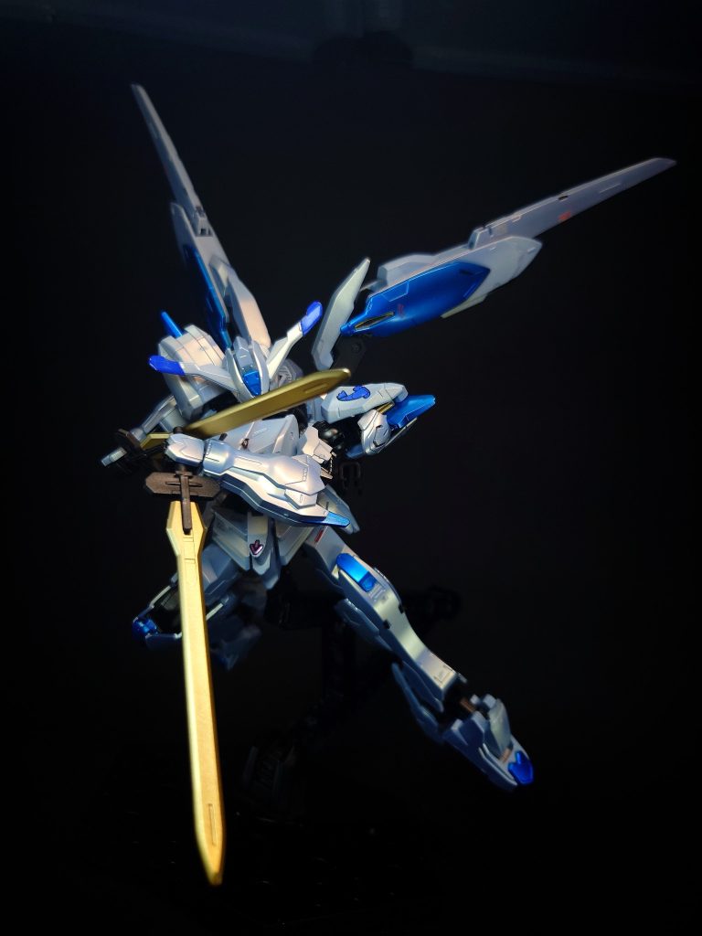 電磁砲背部のスラスターウイングに1門ずつ計2門内蔵されている小型レールガン。スラスターウイングが可動するため広い射角を獲得している。レールガンであるものの威力は低く、主に牽制に使用される。