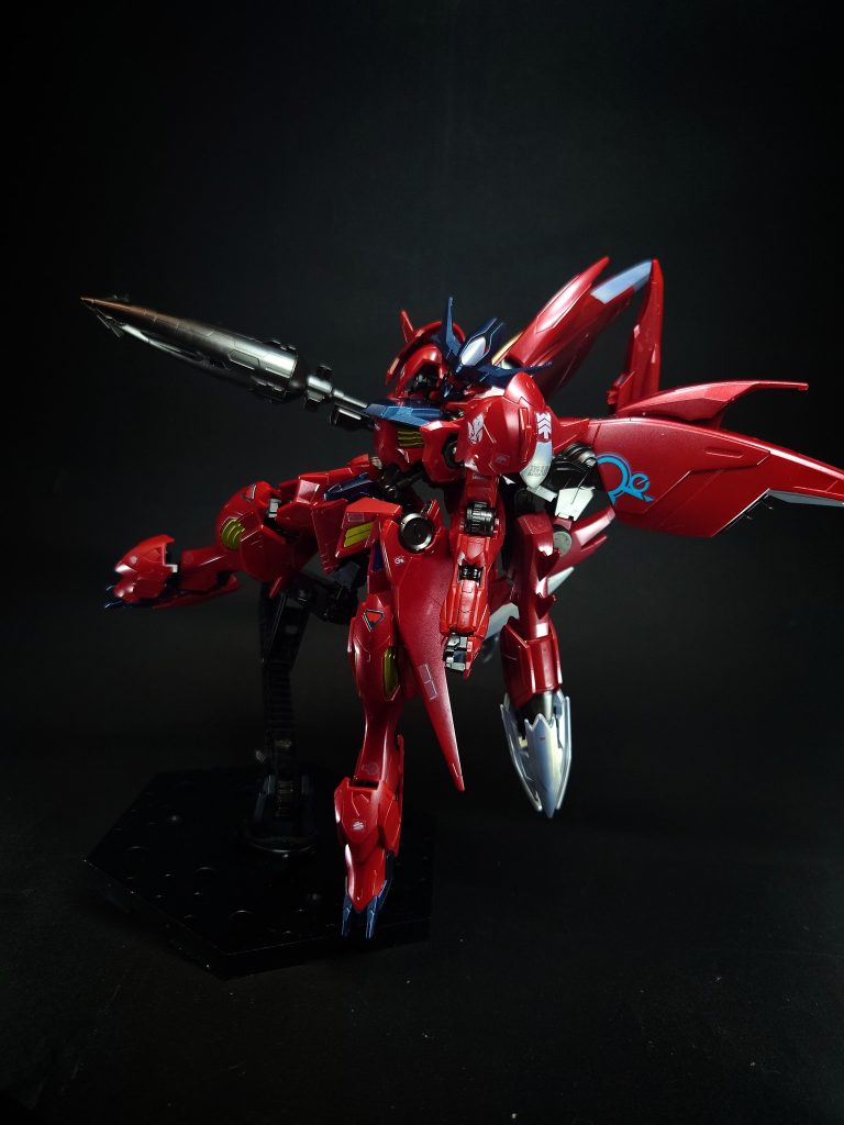 武装面に関しても一切の妥協は無く、メイジンのバトルスタイルに合わせた新装備が用意されている。そうして完成したガンプラは彼と縁深い「紅」を主体としたカラーリングに「アメイジング」の名を冠する事は必然であった。