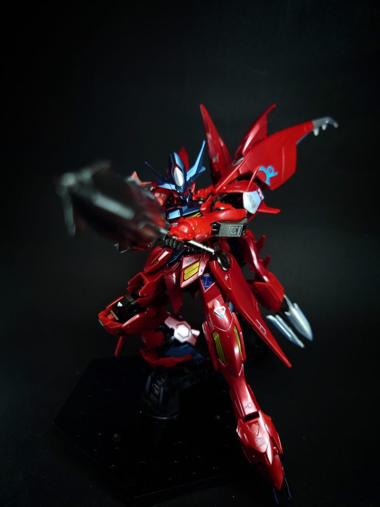 武装・必殺攻撃 アメイジングメイス本機の主兵装である大型のメイス。バルバトスの象徴的な武器であるメイスをモチーフとし、剛性を維持しつつ新たに機関砲を1門内蔵。可動式のフォアグリップとの併用で精密射撃にも対応している。