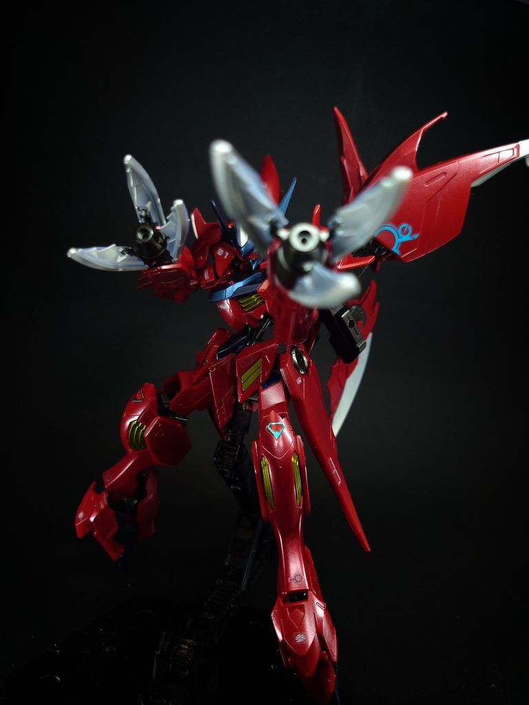 クロー第獣形態ではブースターの脚部にあたる部分を両腕に装備。3本爪として機能する。