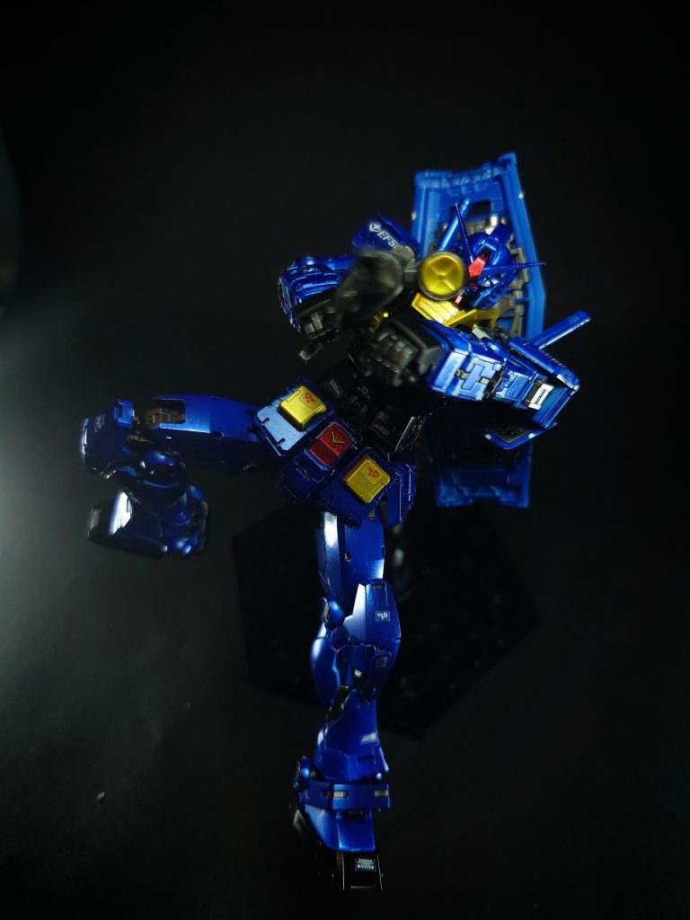 ビーム・ライフル型式番号：XBR-M79-07G[50]本機の主兵装[19]。ブラッシュ社製[51]。開発担当かは不明ながら型番にボウワ社の名称を記載した資料もある[50]。エネルギーCAP技術によりメガ粒子砲を携行可能に小型化したモデルで[22]、出力は1.9メガワット[49]。一年戦争当時の戦艦の主砲クラスの威力を誇り[50]、MSを一撃で撃破可能なほどのやや過剰な威力を有する[51]。一説には当時のビーム出力の制御が不安定なため、とりあえず運用可能な最大出力を想定した設定値とも[51]。最大出力約15発でエネルギーを使い果たし、その時には母艦からスペアライフルを受けとる必要があった。可動式センサーの情報はFCSでRX-78本体のセンサー情報と統合処理され、高い命中精度を実現している[51]。オプションでビーム・キャノン（出力5.5メガワット）が用意されていたとする資料もある[49]。開発は難航したが、その過程でビームスプレーガンが生まれている[22]。