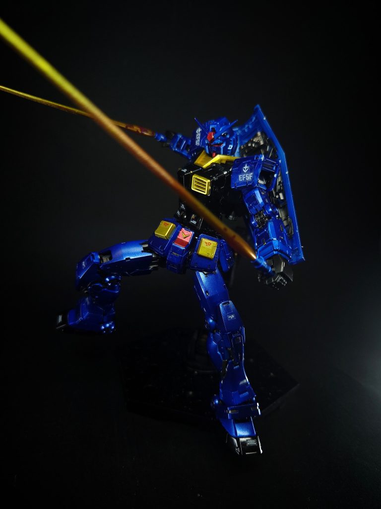 ビーム・サーベル近接斬撃兵装で、ランドセル両側に各1基ずつ装備。柄からビームによる刀身を形成する。出力は0.38メガワット[49]。