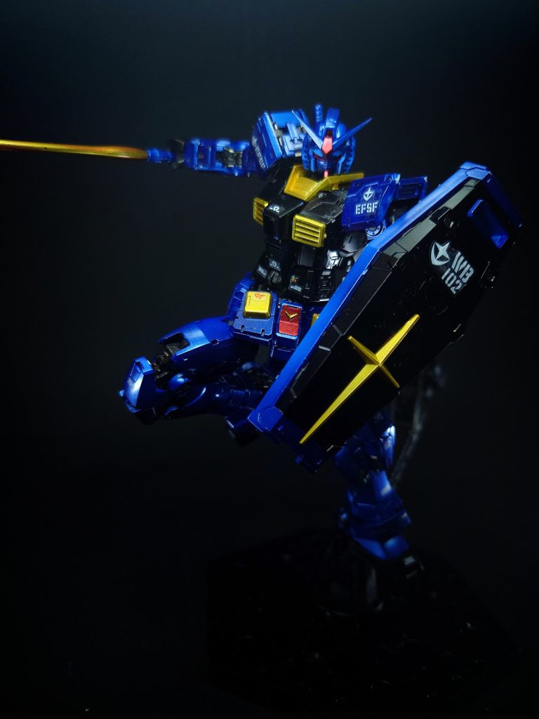 ガンダム・シールド型式番号：RX・M-Sh-008/S-01025[50]防御用の盾で、盾裏のハンドルをマニピュレーターで把持して使用する。重量は10トン[22]。ガンダム本体の装甲構造を単純化したもので、堅牢さよりも衝撃の拡散と吸収を目的として設計されている[50]。超硬スチール合金を基部とした高密度のセラミック素材をアラミド繊維で挟み、耐弾性を向上させた表面には高分子素材による樹脂が充填され、最表層にはルナチタニウム合金系素材が用いられた三重ハニカム構造となっており[34]、投擲武器としても使用できるほどの堅牢さを誇る[注 21]。Gファイターの登場以降、これと合体してGアーマーやGブルになる時は右腕にもシールドを装備するため、必要に応じて2枚のシールドを重ねたり分離させたりできる機能が追加されている。ジムのシールドとは同じもの[52]という説と、材質など細かい部分が異なるという説がある。裏面に予備のビーム・サーベル2本とビーム・ライフル1丁を装着できたとも言われる[35][注 22]。