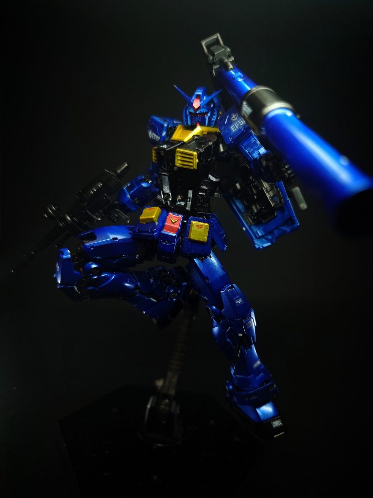 ハイパー・バズーカ型式番号：BLASH・XHB-L03/N-STD[50]ブラッシュ社が開発した肩掛け式の携帯対艦火器。後部からガス噴射する無反動砲仕様[53]。装弾数は5発で、広域に攻撃できる特性を利用し、多数の相手や艦船に対して効果を発揮する[19]。計画初期には核弾頭の採用も検討されていたが、不採用になったとされる[50]。口径は資料によって270ミリ[54][55]、320ミリ[56]、380ミリ[22][57]、700ミリ[58]と一定しない（ただし、設定画には「口径700m/m」との寸法が、弾体には「直径70cm」「全長3.2m」との寸法がそれぞれ記されている[59]）。カラーリングは劇中でグレー一色と、濃淡グレーのツートンカラーの2種類が確認できる（シーンによって入れ替わることもあった）。ア・バオア・クーでの最後の出撃ではハイパーバズーカを両手に計2丁携行し、背面にシールドとビーム・ライフルをマウントして出撃している。劇中ではジムがハイパーバズーカを装備している場面もあるほか、地球連邦軍の生身の歩兵たちが使用する等身大サイズの「バズーカ」はスコープ形状を除き、ハイパーバズーカと同じ形をしている。ガンダムの母艦「ホワイトベース」にも乗組員の備品として多数が積まれており、ア・バオア・クーでの最終決戦などで使用された。