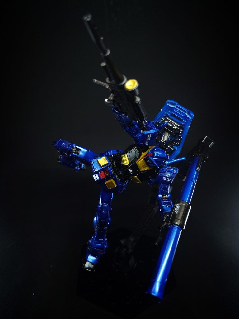 RX-77ガンキャノンを経て開発されたガンダムは、重火器を固定装備とした前型から兵装・防御システムを最低単位に分離し、対MS戦でザクを凌駕する高機動MSとなっている[25]。ジオン軍の一連のMSに単一機種で対抗可能なよう設計され、装甲材はRX-77から引き続きルナチタニウム合金を採用。加えて、特殊樹脂や強化セラミックを充填した三重のハニカム装甲とすることで軽量化の両立にも成功した[26][注 9]。完成度の高さは群を抜いており、MS-14ゲルググとともに一年戦争における最高位のMSである[23]。性能面では後の量産型RGM-79を遥かに凌駕する機体だが、その一方で量産化を前提とした設計であるにもかかわらずコストは高額となった[26]。