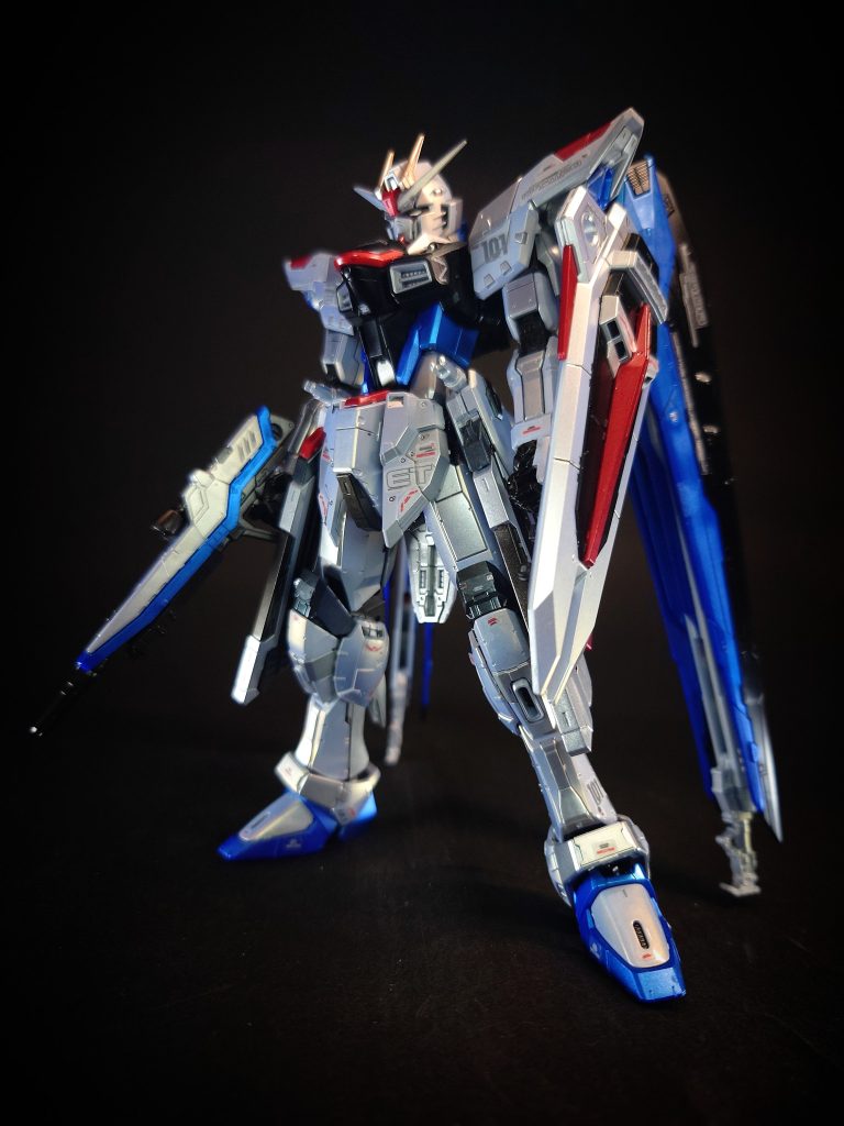 G兵器を奪取したザフトは、フリーダムを連合軍との対MS戦闘を想定した高性能機として完成させた[14][注 9][注 10]。ザフト統合設計局を形成する主要3局が合同で開発に当たった「ZGMF-600 ゲイツ」をベースとしつつ、ザフトの技術にG兵器から入手した新技術（高出力ジェネレーター、ビーム兵器、PS装甲など）を取り入れて開発が行われた。本機の高いパフォーマンスは、ザフトの最新技術と連合軍のG兵器の技術が融合することで初めて成り立ったとされる[33]。