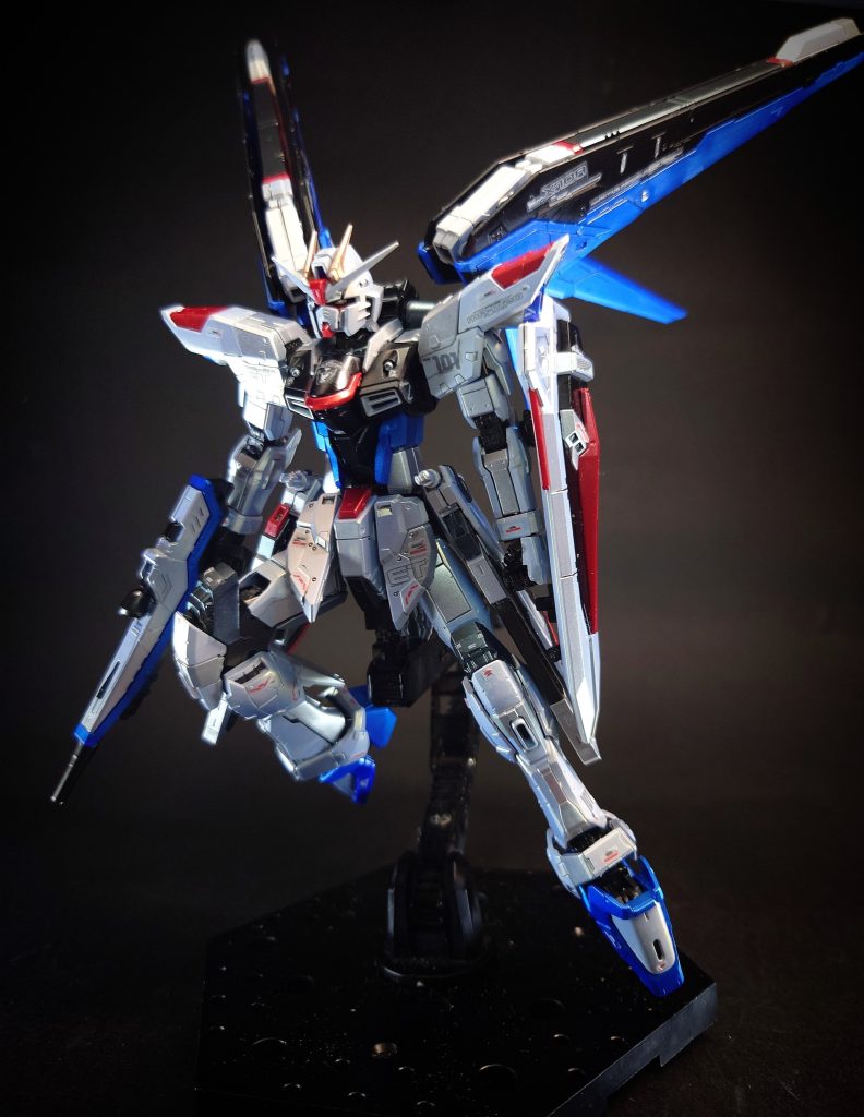 MMI-GAU2 ピクウス76mm近接防御機関砲×2[注 27][注 3][注 28]マイウス・ミリタリー・インダストリー (MMI) 社製の頭部機関砲[14]。接近する敵MSの分散や[72]、対空防御・牽制目的で使用される[73]。名称である「ピクウス」（キツツキ）の啄ばみのような速射性を発揮し[74]、地球連合側の「75mm対空自動バルカン砲塔システム イーゲルシュテルン」以上の口径と威力によって[75]、戦闘機や戦闘ヘリを直接撃墜することも可能[14]。MA-M20 ルプスビームライフル[注 29][注 3]GAT-Xシリーズ用のビームライフルを上回る威力に加えて[23][14]、取り回しと連射性能にも優れる[70]マティウス・アーセナリー (MA) 社製ビーム砲。ジャスティスのライフルと色違いの同型装備[76]。「中距離戦闘用の兵装で大出力ビームを発射する[69]」「核エンジンからの電力供給が続く限り撃ち続けられる携帯型ビームライフル[22]」「ザフト製では最も早く実用化されたビームライフルであり、核エンジンからの電力供給によってG兵器のビームライフルを凌駕する出力を持つ」とした資料もある[73]。戦後に開発されたセカンドステージMSの元型ともいえるものであり、それら最新機のものと比較しても遜色ない威力をもつ[66]。ストライクのビームライフルを参考にしたと思われており、形状は似通っている[60]。ゲイツ改と同時に完成していた武装であり、PS装甲と併用した試験運用では予備バッテリーを使用しても機体の稼働時間が10分に満たないほど電力消費量が激しかった。この結果から、一時は性能を引き下げるか採用を見送ることが検討されたが、その直後に決まった核エンジンの搭載により、予定通りの性能で採用されることとなった[68]。