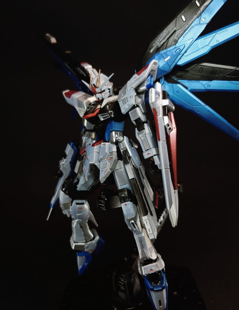 全領域の戦闘環境下において単機で多数の敵機と相対することを目的としており、単独での大気圏突入から高機動空中戦への移行を可能とする高い適応能力と汎用性をもちながらも、マルチロックオンシステムを駆使した火器などにより複数の敵機を同時に無力化することが可能[28][注 14]。従来のMSでは考えらない多数の火器と大火力を有しており、これほどの武装が盛り込まれたMSはC.E.戦史上空前であるが、一方で宇宙空間・大気圏内の両方で超高機動MS[33]でもある。これによって本機は攻防両面において傑出した性能をもち、単独で戦局を左右する威力を秘めた当代最強のMSといえる[17]。傑出した性能ゆえに操縦も非常にむずかしく、その性能を最大限に引き出すには、単独で多数の敵機と相対した場合における錯綜した状況を瞬時に把握・判断し複雑な機動を予測する高度な空間認識能力を備えつつ、本機の複雑なシステムを運用し使いこなすことができるという[41][42]、コーディネイターのなかでも特に優れた能力が必要とされる[43][注 15]。