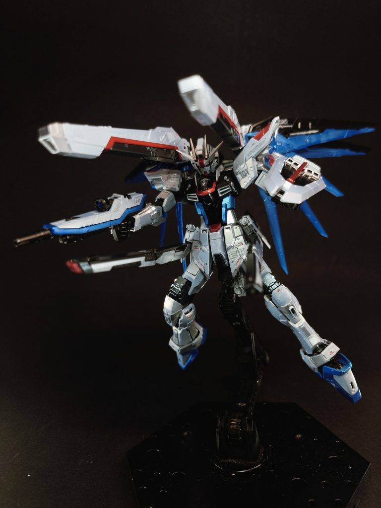 フルバーストモードバラエーナとクスィフィアス、右手に保持したビームライフルを加えた全5砲門で一斉射撃を行う態勢であり[80]、最強ともいえる破壊力を発揮しつつ、複数の敵を同時かつ精密に狙撃可能なマルチロックオンシステムの能力が最大限に活かされる状態である[10]。その制御には、並みのコーディネイターでは扱いきれないほどの複雑な操作が必要とされる[22]。「フルバーストモード」という呼称は『DESTINY』放送時に設定されたもので[66]、『SEED』放送時には「全キャノン展開形態」と記述した資料もある[22]。