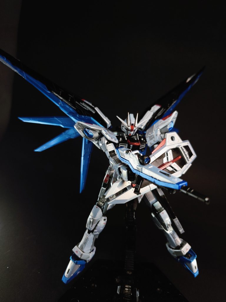 「ナチュラルを排し純然たるコーディネイターだけの世界構築」というパトリックの理想を実現させる尖兵となるはずのフリーダムであったが、地球連合軍統合作戦本部を攻撃目標とした「オペレーション・スピットブレイク」の発動と時期を同じくし、ラクス・クラインの手引きのもとでキラ・ヤマトに奪取された[44][注 16]（本来の搭乗予定者が誰であったのか定かではないが、特務隊の隊員もしくはザラ派と呼ばれる最高評議会議員のナンバー2であったエザリア・ジュールの息子イザーク・ジュールだったのではないかと思われている[24]）。キラは、高性能ゆえに操縦が困難とされるフリーダムを自在に操り[46]、高度な状況認識能力を有するキラの巧みなコントロールは武装の威力を最大限に発揮、その技量と相まって本機の戦闘能力は桁違いに高いものとなっている[47][注 17][注 18][注 19]。