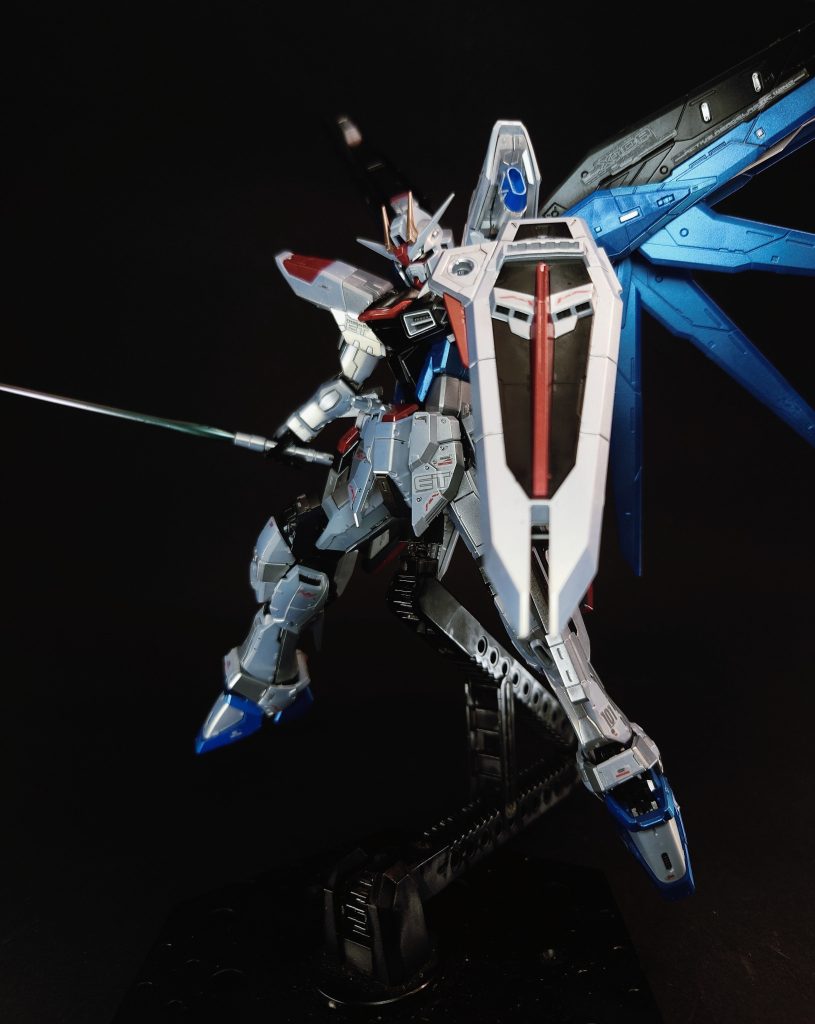 対ビームシールド[14][注 3] / ラミネートアンチビームシールド[43]ジャスティス用のものと色違いである手持ちの防御装備[40]。ローラシア級戦闘艦などの装甲素材の技術を転用した軽量かつ超硬度の対ビーム用処理済のシールドとするもの[77][14]、ラミネート装甲素材を用いたとするものが存在する[68][43][78][20][73]。ビーム兵器の威力を無効化しきれないPS装甲の弱点を補うために装備されている[66]。その防御力は密着状態で放たれた大出力ビーム砲の直撃をほぼ無効化するほど[69]。常時展開されたPS装甲に加え、このシールドの存在によって鉄壁の防御力を得るに至った[79]。脇にはビームライフルの銃口を挿入するためのガンポートを備えている[60]。