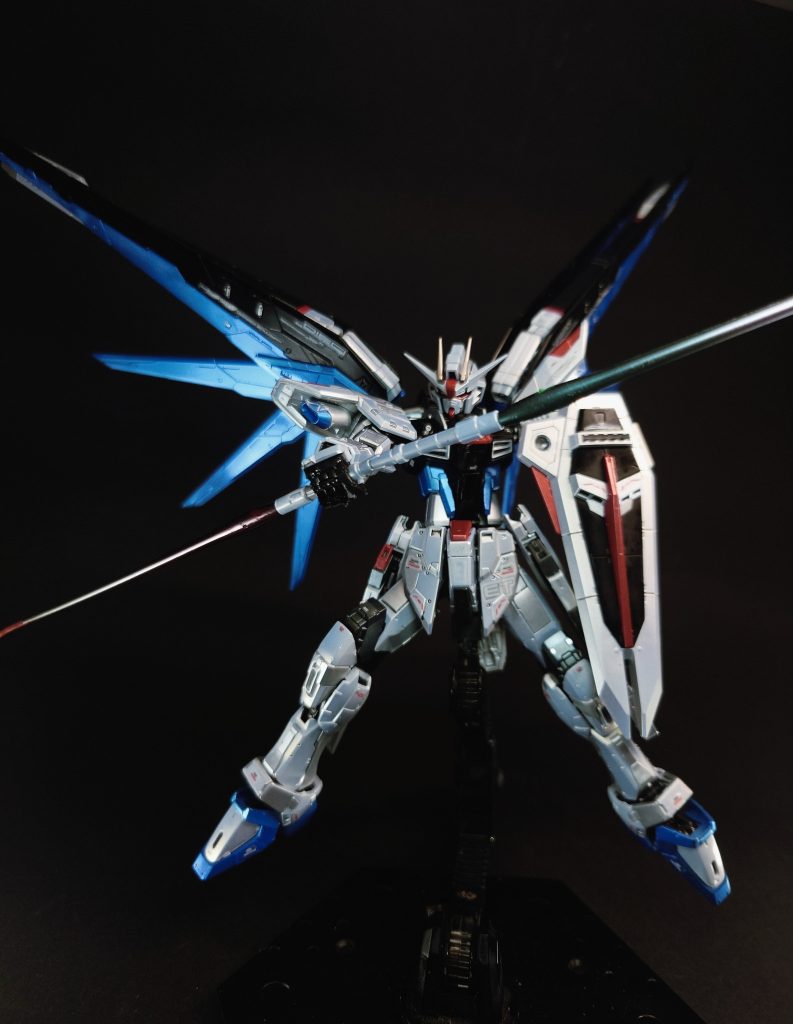 MA-M01 ラケルタビームサーベル×2[注 30][注 3]同じG兵器のデータを参考に開発されたMA社製の接近戦用武装[14]。バクゥ、ラゴゥ用のビームサーベルを経て、核エンジンからの電力供給により、G兵器のものよりはるかに高出力の装備となっている[68]。2本のサーベルの柄同士を連結させることで、両端からビーム刃を放出する「アンビデクストラス・ハルバード」形態としても使用可能[73]。