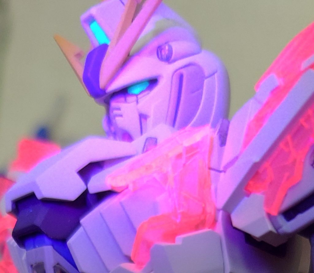 下から見上げる様に…。ブラックライトを当てるとサイコフレームも光って最高に格好良い…。